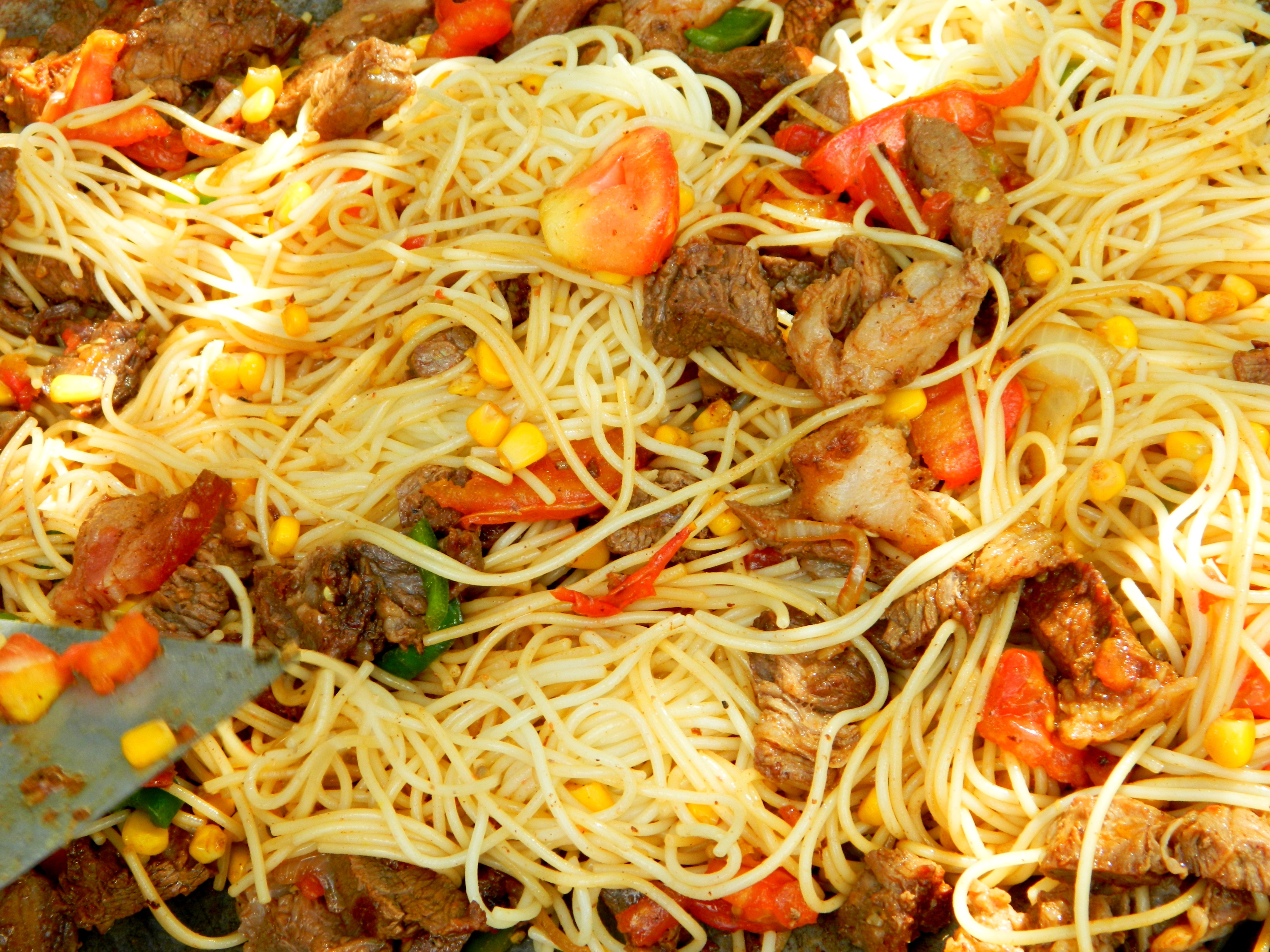 Plato de pasta: fideos chinos noodle comida asiatica