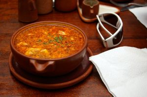 Sopa de ajo en cazuela de barro