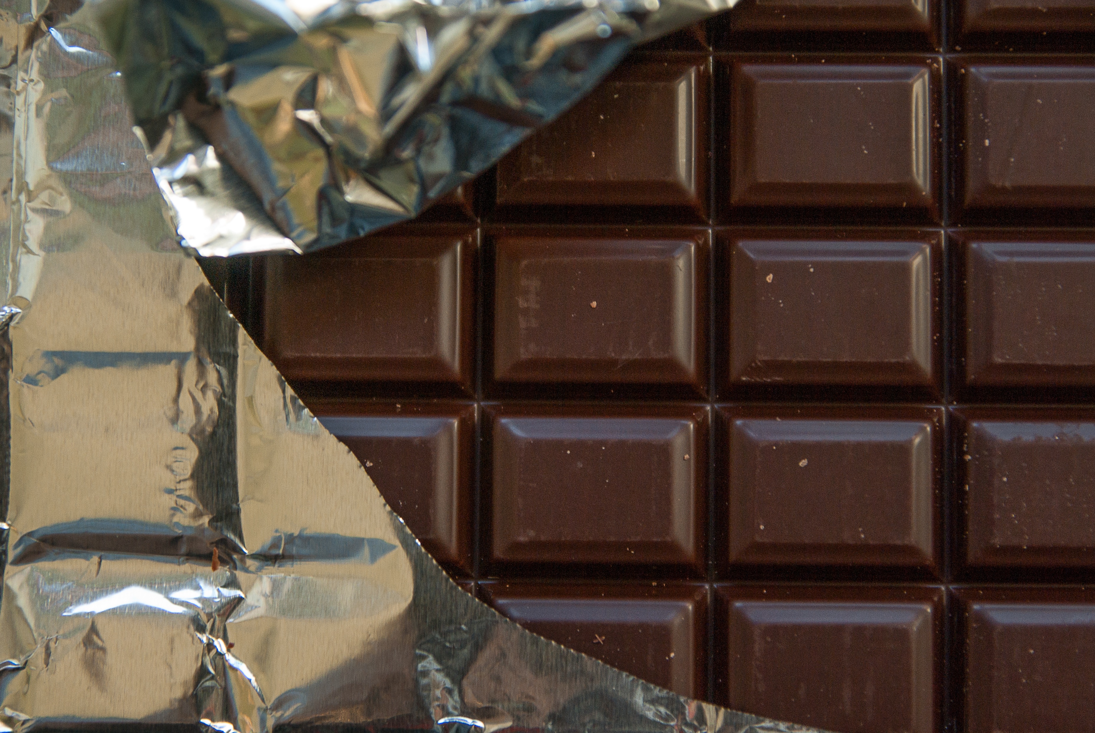 Beneficios del chocolate puro. Tableta de chocolate oscuro