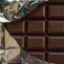 Beneficios del chocolate puro. Tableta de chocolate oscuro